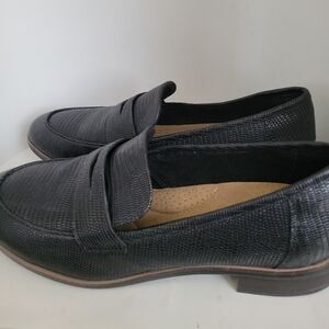 Clarks  Ultimate ComfortWomen's Trish Rose Loafer Black Lizzard Print Round Toe